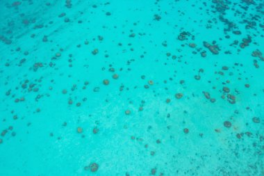 Açık mavi turkuaz deniz suyu, Tayland 'da yaz mevsiminde Phuket Adası' ndaki Andaman denizi. Okyanus desenli duvar kağıdı arka planında su.