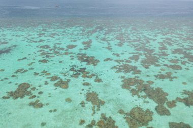 Açık mavi turkuaz deniz suyu, Tayland 'da yaz mevsiminde Phuket Adası' ndaki Andaman denizi. Okyanus desenli duvar kağıdı arka planında su.