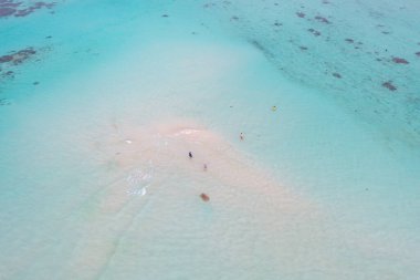 Açık mavi turkuaz deniz suyu, Tayland 'da yaz mevsiminde Phuket Adası' ndaki Andaman denizi. Okyanus desenli duvar kağıdı arka planında su.