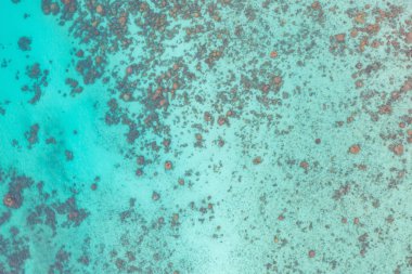 Açık mavi turkuaz deniz suyu, Tayland 'da yaz mevsiminde Phuket Adası' ndaki Andaman denizi. Okyanus desenli duvar kağıdı arka planında su.