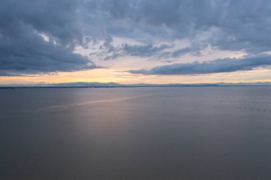 Açık mavi turkuaz deniz suyu, Tayland 'da yaz mevsiminde Phuket Adası' ndaki Andaman denizi. Okyanus desenli duvar kağıdı arka planında su.