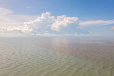 Açık mavi turkuaz deniz suyu, Tayland 'da yaz mevsiminde Phuket Adası' ndaki Andaman denizi. Okyanus desenli duvar kağıdı arka planında su.