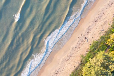 Açık mavi turkuaz deniz suyu, Tayland 'da yaz mevsiminde Phuket Adası' ndaki Andaman denizi. Okyanus desenli duvar kağıdı arka planında su.