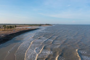 Açık mavi turkuaz deniz suyu, Tayland 'da yaz mevsiminde Phuket Adası' ndaki Andaman denizi. Okyanus desenli duvar kağıdı arka planında su.