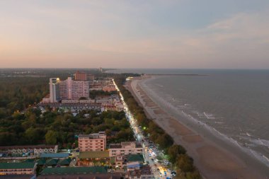 Açık mavi turkuaz deniz suyu, Tayland 'da yaz mevsiminde Phuket Adası' ndaki Andaman denizi. Okyanus desenli duvar kağıdı arka planında su.