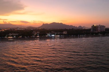 Açık mavi turkuaz deniz suyu, Tayland 'da yaz mevsiminde Phuket Adası' ndaki Andaman denizi. Okyanus desenli duvar kağıdı arka planında su.