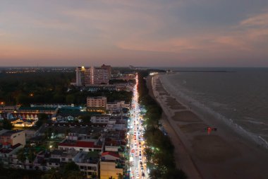 Açık mavi turkuaz deniz suyu, Tayland 'da yaz mevsiminde Phuket Adası' ndaki Andaman denizi. Okyanus desenli duvar kağıdı arka planında su.