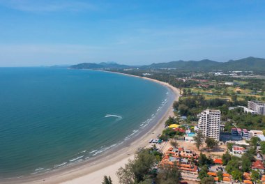 Açık mavi turkuaz deniz suyu, Tayland 'da yaz mevsiminde Phuket Adası' ndaki Andaman denizi. Okyanus desenli duvar kağıdı arka planında su.