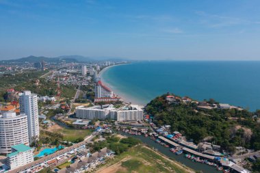 Açık mavi turkuaz deniz suyu, Tayland 'da yaz mevsiminde Phuket Adası' ndaki Andaman denizi. Okyanus desenli duvar kağıdı arka planında su.