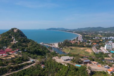 Açık mavi turkuaz deniz suyu, Tayland 'da yaz mevsiminde Phuket Adası' ndaki Andaman denizi. Okyanus desenli duvar kağıdı arka planında su.