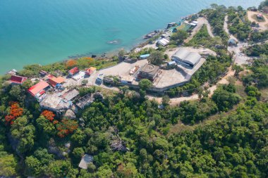 Açık mavi turkuaz deniz suyu, Tayland 'da yaz mevsiminde Phuket Adası' ndaki Andaman denizi. Okyanus desenli duvar kağıdı arka planında su.