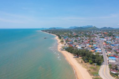 Açık mavi turkuaz deniz suyu, Tayland 'da yaz mevsiminde Phuket Adası' ndaki Andaman denizi. Okyanus desenli duvar kağıdı arka planında su.