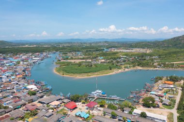Açık mavi turkuaz deniz suyu, Tayland 'da yaz mevsiminde Phuket Adası' ndaki Andaman denizi. Okyanus desenli duvar kağıdı arka planında su.