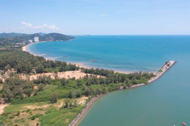 Açık mavi turkuaz deniz suyu, Tayland 'da yaz mevsiminde Phuket Adası' ndaki Andaman denizi. Okyanus desenli duvar kağıdı arka planında su.