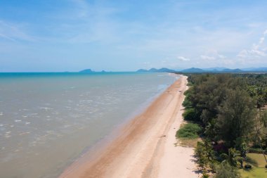 Açık mavi turkuaz deniz suyu, Tayland 'da yaz mevsiminde Phuket Adası' ndaki Andaman denizi. Okyanus desenli duvar kağıdı arka planında su.