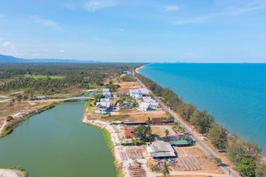 Açık mavi turkuaz deniz suyu, Tayland 'da yaz mevsiminde Phuket Adası' ndaki Andaman denizi. Okyanus desenli duvar kağıdı arka planında su.