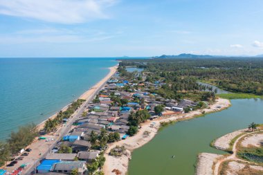 Açık mavi turkuaz deniz suyu, Tayland 'da yaz mevsiminde Phuket Adası' ndaki Andaman denizi. Okyanus desenli duvar kağıdı arka planında su.