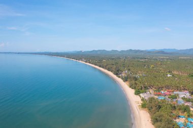 Açık mavi turkuaz deniz suyu, Tayland 'da yaz mevsiminde Phuket Adası' ndaki Andaman denizi. Okyanus desenli duvar kağıdı arka planında su.