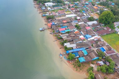 Açık mavi turkuaz deniz suyu, Tayland 'da yaz mevsiminde Phuket Adası' ndaki Andaman denizi. Okyanus desenli duvar kağıdı arka planında su.