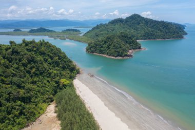 Açık mavi turkuaz deniz suyu, Tayland 'da yaz mevsiminde Phuket Adası' ndaki Andaman denizi. Okyanus desenli duvar kağıdı arka planında su.