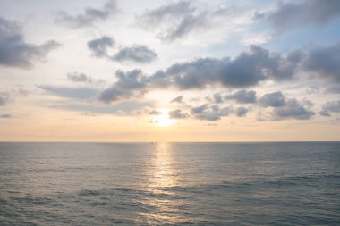 Açık mavi turkuaz deniz suyu, Tayland 'da yaz mevsiminde Phuket Adası' ndaki Andaman denizi. Okyanus desenli duvar kağıdı arka planında su.