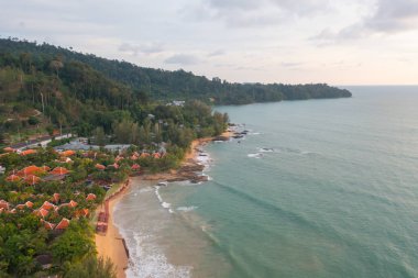 Açık mavi turkuaz deniz suyu, Tayland 'da yaz mevsiminde Phuket Adası' ndaki Andaman denizi. Okyanus desenli duvar kağıdı arka planında su.