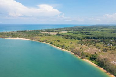 Açık mavi turkuaz deniz suyu, Tayland 'da yaz mevsiminde Phuket Adası' ndaki Andaman denizi. Okyanus desenli duvar kağıdı arka planında su.