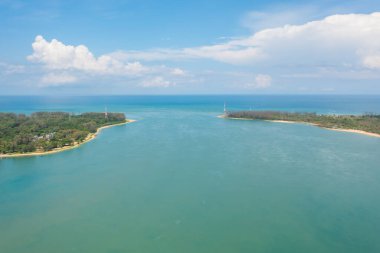 Açık mavi turkuaz deniz suyu, Tayland 'da yaz mevsiminde Phuket Adası' ndaki Andaman denizi. Okyanus desenli duvar kağıdı arka planında su.