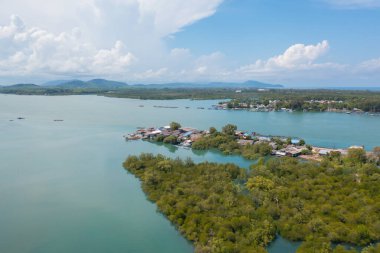 Açık mavi turkuaz deniz suyu, Tayland 'da yaz mevsiminde Phuket Adası' ndaki Andaman denizi. Okyanus desenli duvar kağıdı arka planında su.