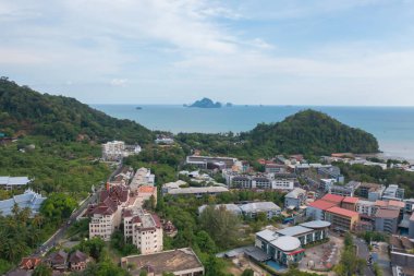 Açık mavi turkuaz deniz suyu, Tayland 'da yaz mevsiminde Phuket Adası' ndaki Andaman denizi. Okyanus desenli duvar kağıdı arka planında su.