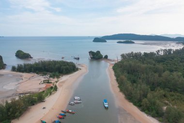 Açık mavi turkuaz deniz suyu, Tayland 'da yaz mevsiminde Phuket Adası' ndaki Andaman denizi. Okyanus desenli duvar kağıdı arka planında su.
