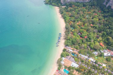 Açık mavi turkuaz deniz suyu, Tayland 'da yaz mevsiminde Phuket Adası' ndaki Andaman denizi. Okyanus desenli duvar kağıdı arka planında su.