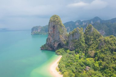 Açık mavi turkuaz deniz suyu, Tayland 'da yaz mevsiminde Phuket Adası' ndaki Andaman denizi. Okyanus desenli duvar kağıdı arka planında su.