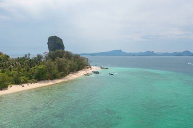 Açık mavi turkuaz deniz suyu, Tayland 'da yaz mevsiminde Phuket Adası' ndaki Andaman denizi. Okyanus desenli duvar kağıdı arka planında su.