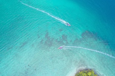 Açık mavi turkuaz deniz suyu, Tayland 'da yaz mevsiminde Phuket Adası' ndaki Andaman denizi. Okyanus desenli duvar kağıdı arka planında su.