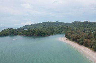 Açık mavi turkuaz deniz suyu, Tayland 'da yaz mevsiminde Phuket Adası' ndaki Andaman denizi. Okyanus desenli duvar kağıdı arka planında su.