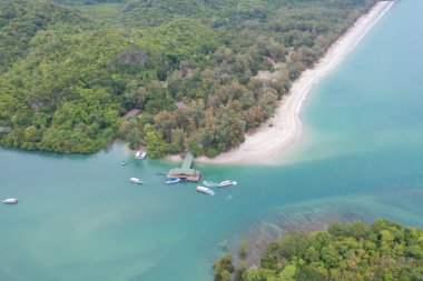 Açık mavi turkuaz deniz suyu, Tayland 'da yaz mevsiminde Phuket Adası' ndaki Andaman denizi. Okyanus desenli duvar kağıdı arka planında su.