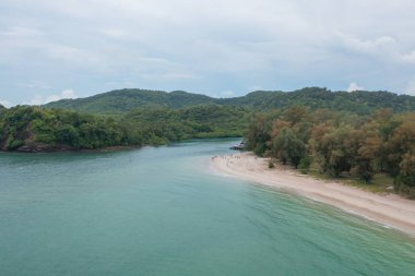 Açık mavi turkuaz deniz suyu, Tayland 'da yaz mevsiminde Phuket Adası' ndaki Andaman denizi. Okyanus desenli duvar kağıdı arka planında su.