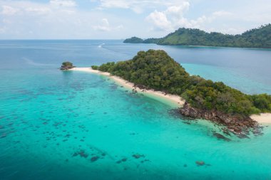 Açık mavi turkuaz deniz suyu, Tayland 'da yaz mevsiminde Phuket Adası' ndaki Andaman denizi. Okyanus desenli duvar kağıdı arka planında su.