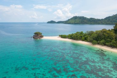 Açık mavi turkuaz deniz suyu, Tayland 'da yaz mevsiminde Phuket Adası' ndaki Andaman denizi. Okyanus desenli duvar kağıdı arka planında su.