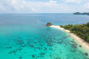Açık mavi turkuaz deniz suyu, Tayland 'da yaz mevsiminde Phuket Adası' ndaki Andaman denizi. Okyanus desenli duvar kağıdı arka planında su.