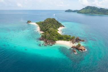 Açık mavi turkuaz deniz suyu, Tayland 'da yaz mevsiminde Phuket Adası' ndaki Andaman denizi. Okyanus desenli duvar kağıdı arka planında su.