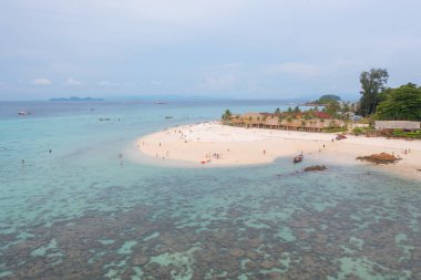 Açık mavi turkuaz deniz suyu, Tayland 'da yaz mevsiminde Phuket Adası' ndaki Andaman denizi. Okyanus desenli duvar kağıdı arka planında su.