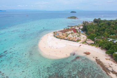 Açık mavi turkuaz deniz suyu, Tayland 'da yaz mevsiminde Phuket Adası' ndaki Andaman denizi. Okyanus desenli duvar kağıdı arka planında su.
