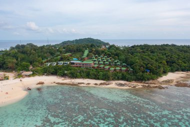 Açık mavi turkuaz deniz suyu, Tayland 'da yaz mevsiminde Phuket Adası' ndaki Andaman denizi. Okyanus desenli duvar kağıdı arka planında su.