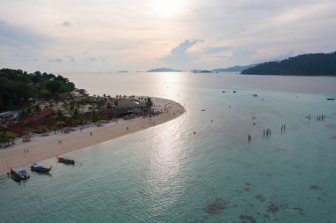 Açık mavi turkuaz deniz suyu, Tayland 'da yaz mevsiminde Phuket Adası' ndaki Andaman denizi. Okyanus desenli duvar kağıdı arka planında su.