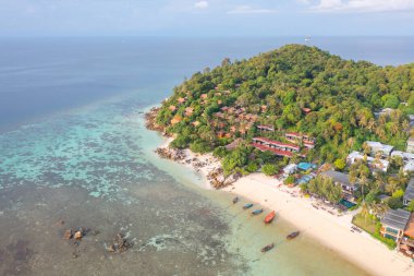 Açık mavi turkuaz deniz suyu, Tayland 'da yaz mevsiminde Phuket Adası' ndaki Andaman denizi. Okyanus desenli duvar kağıdı arka planında su.