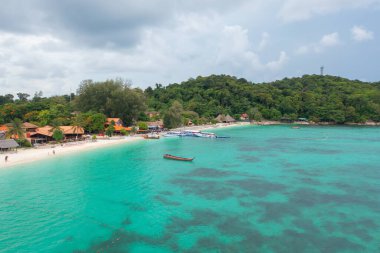 Açık mavi turkuaz deniz suyu, Tayland 'da yaz mevsiminde Phuket Adası' ndaki Andaman denizi. Okyanus desenli duvar kağıdı arka planında su.