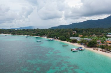 Açık mavi turkuaz deniz suyu, Tayland 'da yaz mevsiminde Phuket Adası' ndaki Andaman denizi. Okyanus desenli duvar kağıdı arka planında su.