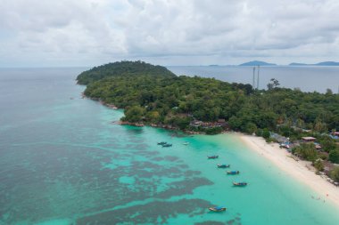 Açık mavi turkuaz deniz suyu, Tayland 'da yaz mevsiminde Phuket Adası' ndaki Andaman denizi. Okyanus desenli duvar kağıdı arka planında su.